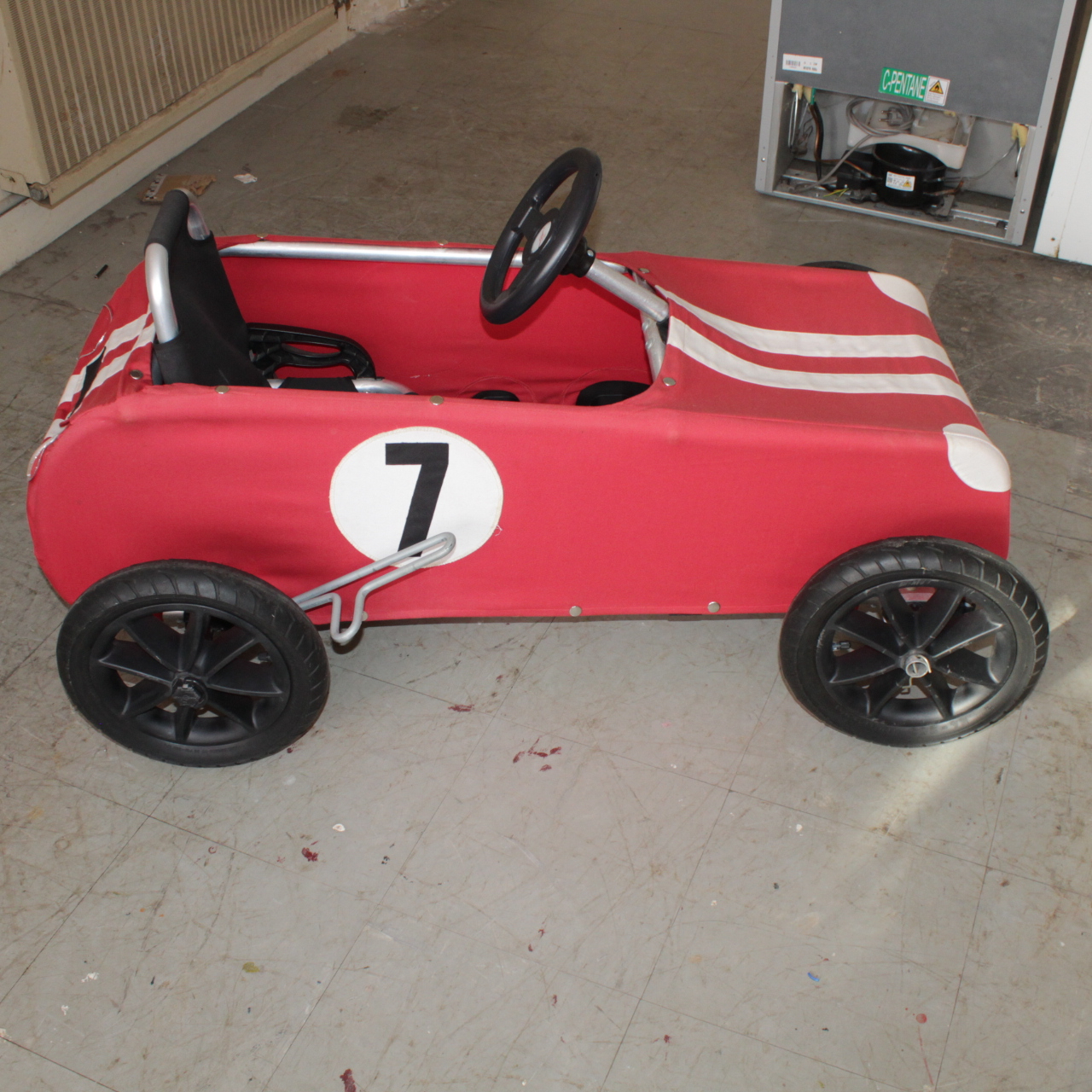 Voir photo 2 de Voiture à pédale vintage Tomazino Voiture à pédale vintage Tomazino Bon état - Vue 2 -
